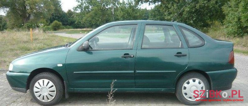 2001' Volkswagen Polo photo #1