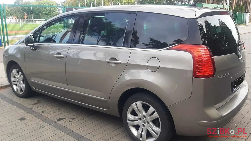 2010' Peugeot 5008 photo #2