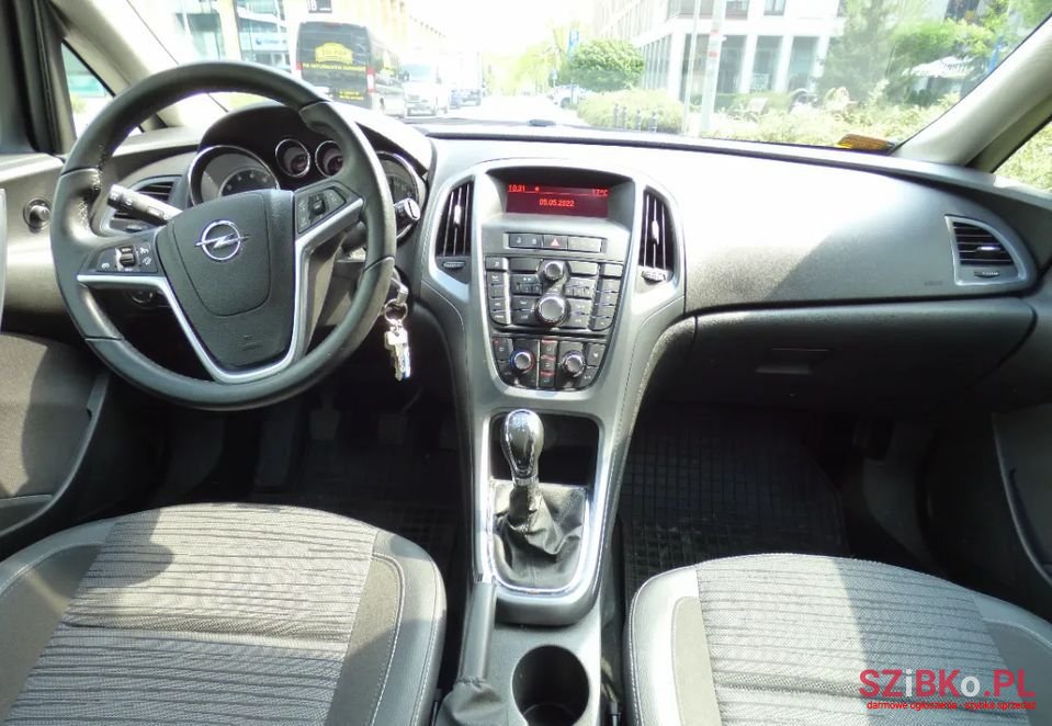 2014' Opel Astra photo #5