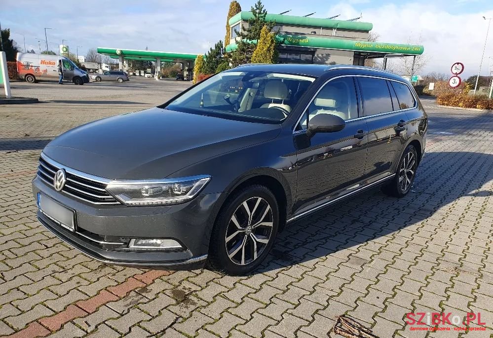 2016' Volkswagen Passat photo #2