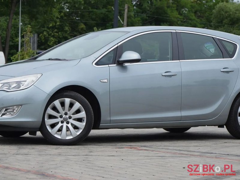 2010' Opel Astra photo #5