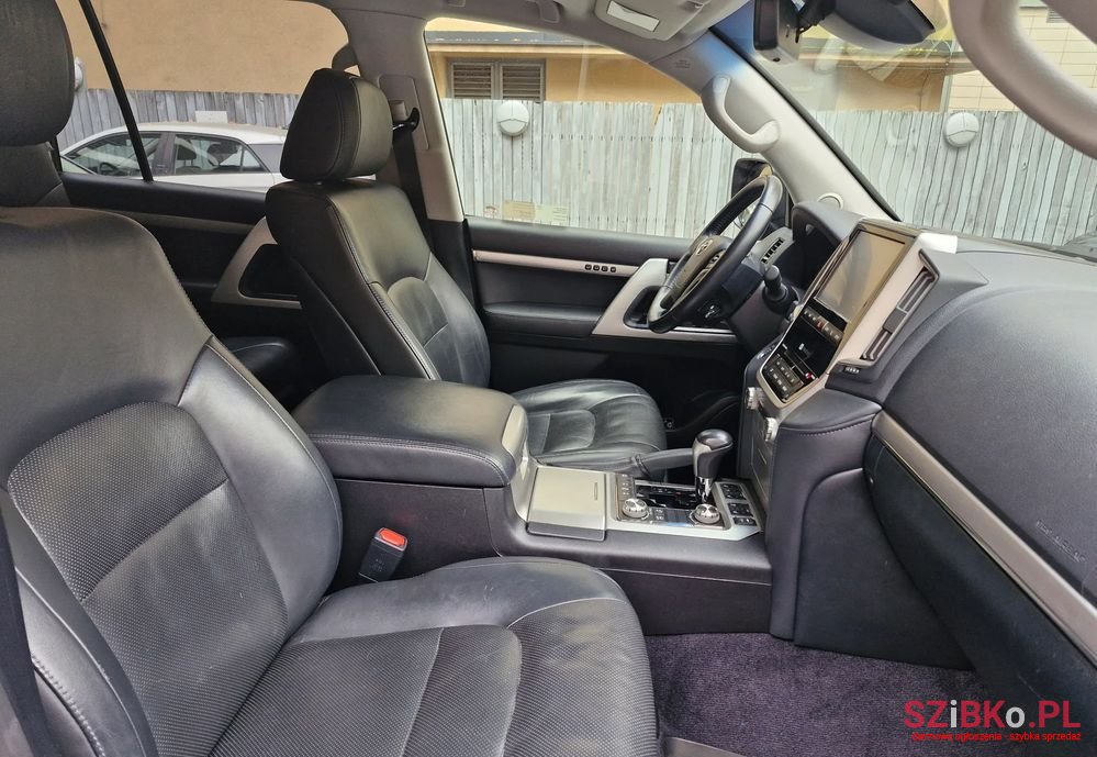 2016' Toyota Land Cruiser photo #6