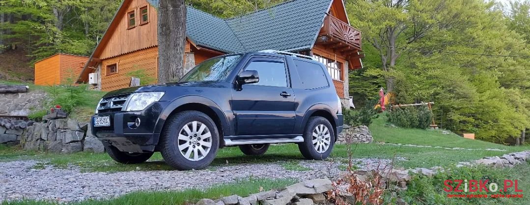 2007' Mitsubishi Pajero photo #2