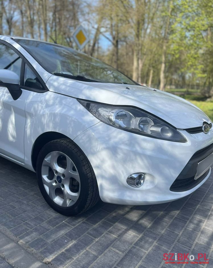 2011' Ford Fiesta 1.4 Titanium photo #2
