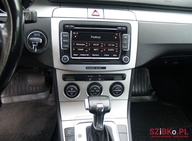 2009' Volkswagen Passat photo #1