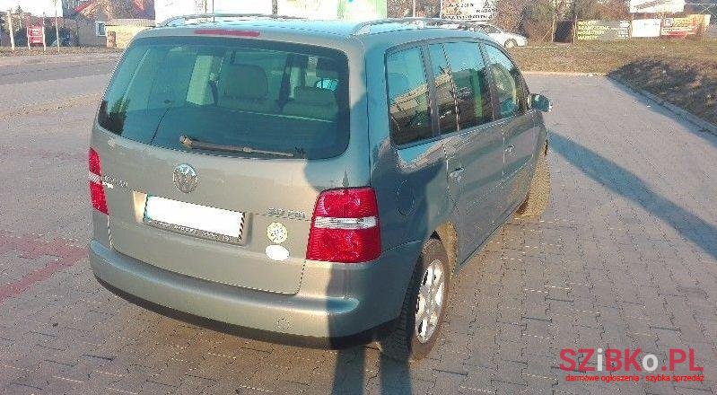2004' Volkswagen Touran photo #1