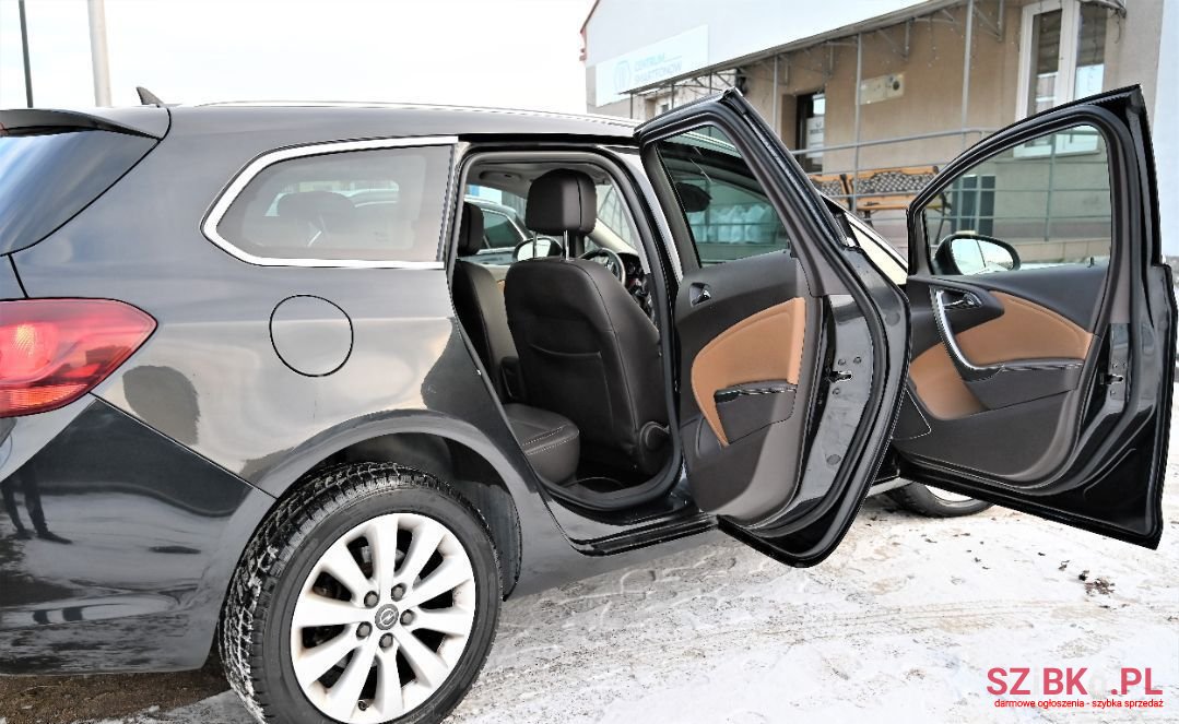 2011' Opel Astra photo #4