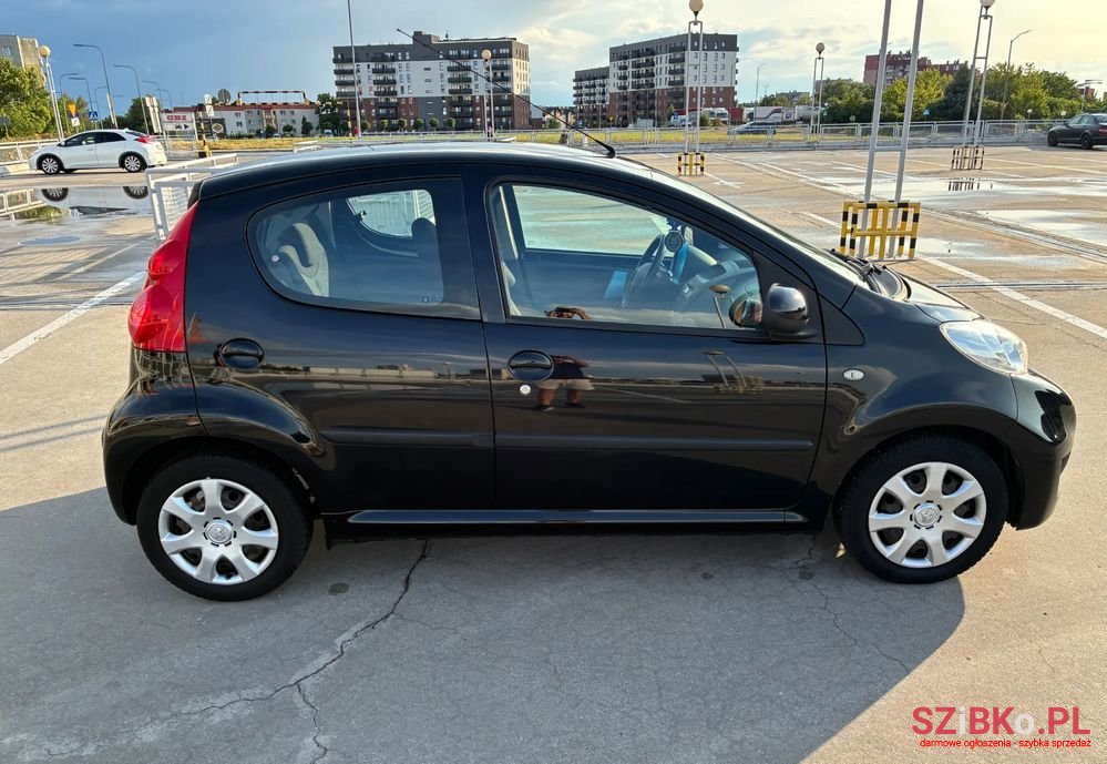 2010' Peugeot 107 1.0 Urban Move photo #3
