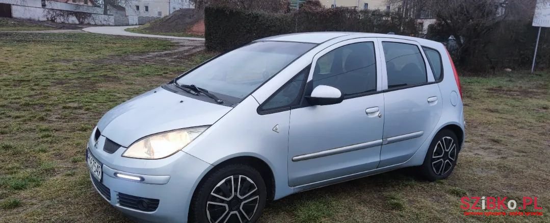 2005' Mitsubishi Colt photo #2