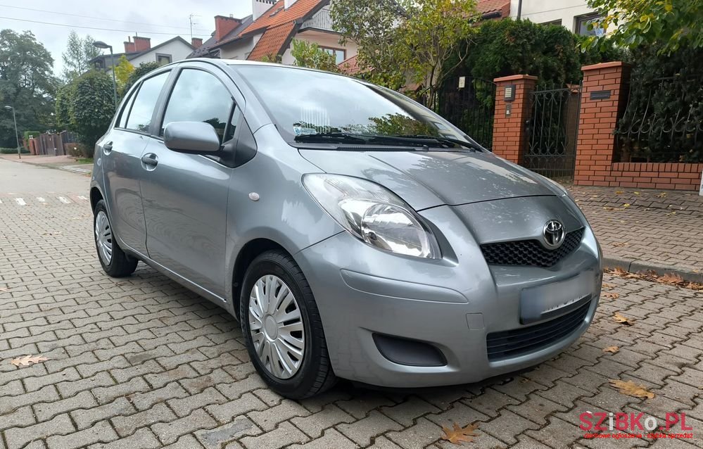 2009' Toyota Yaris photo #2