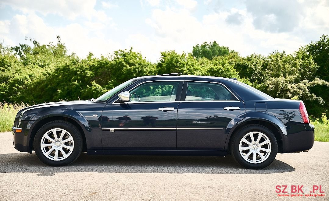 2010' Chrysler 300C photo #6