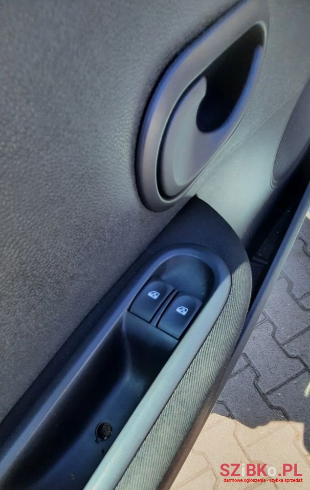 2013' Renault Clio photo #4