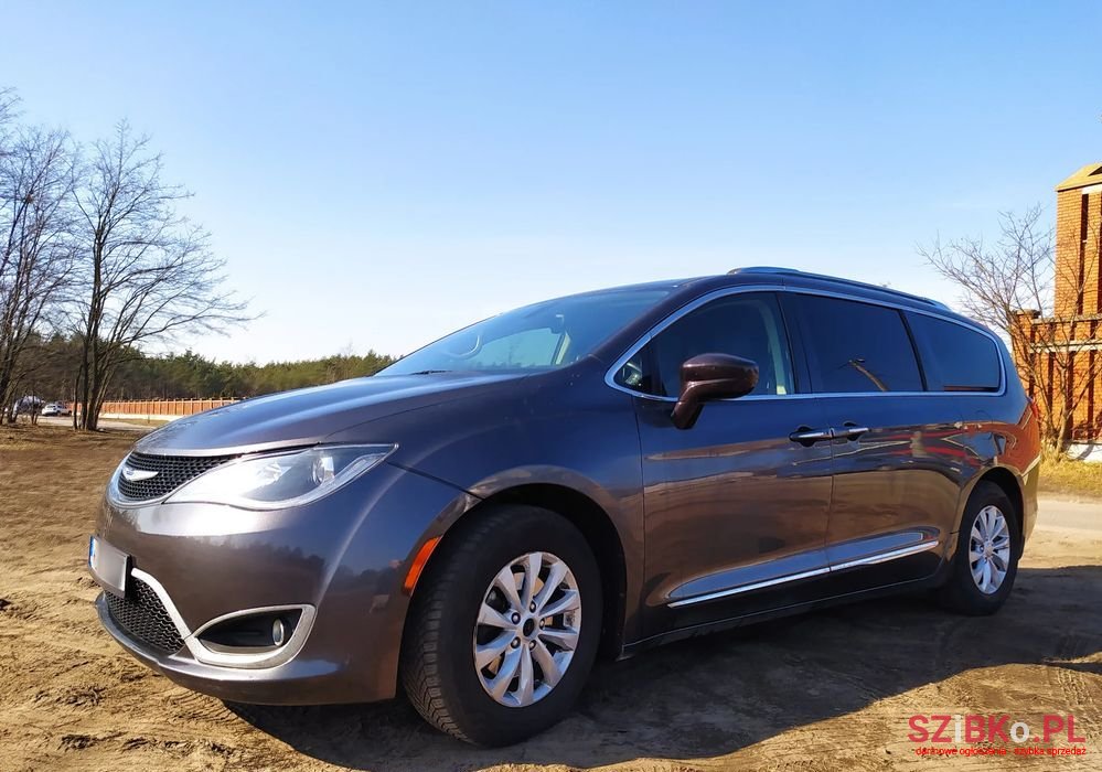 2019' Chrysler Pacifica photo #1