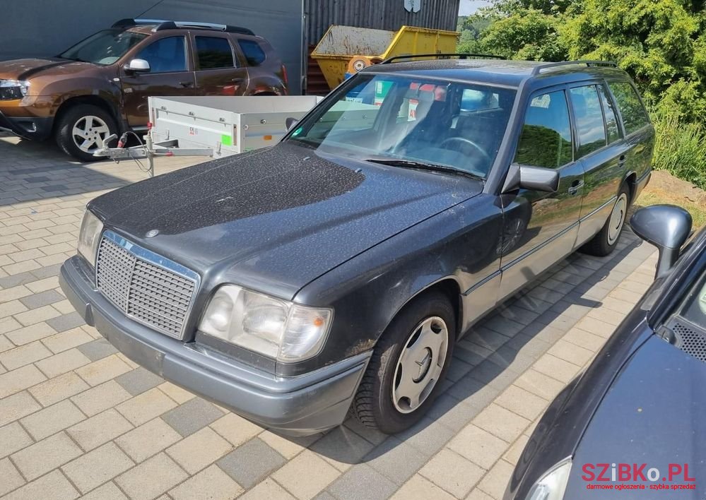 1994' Mercedes-Benz E-Class 220 T photo #1