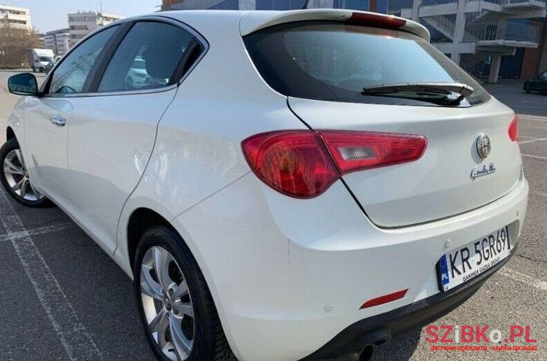 2011' Alfa Romeo Giulietta photo #3