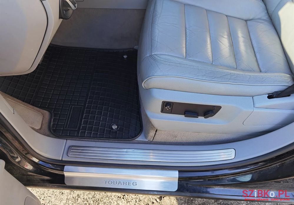 2005' Volkswagen Touareg 4.2 V8 Tiptr photo #3