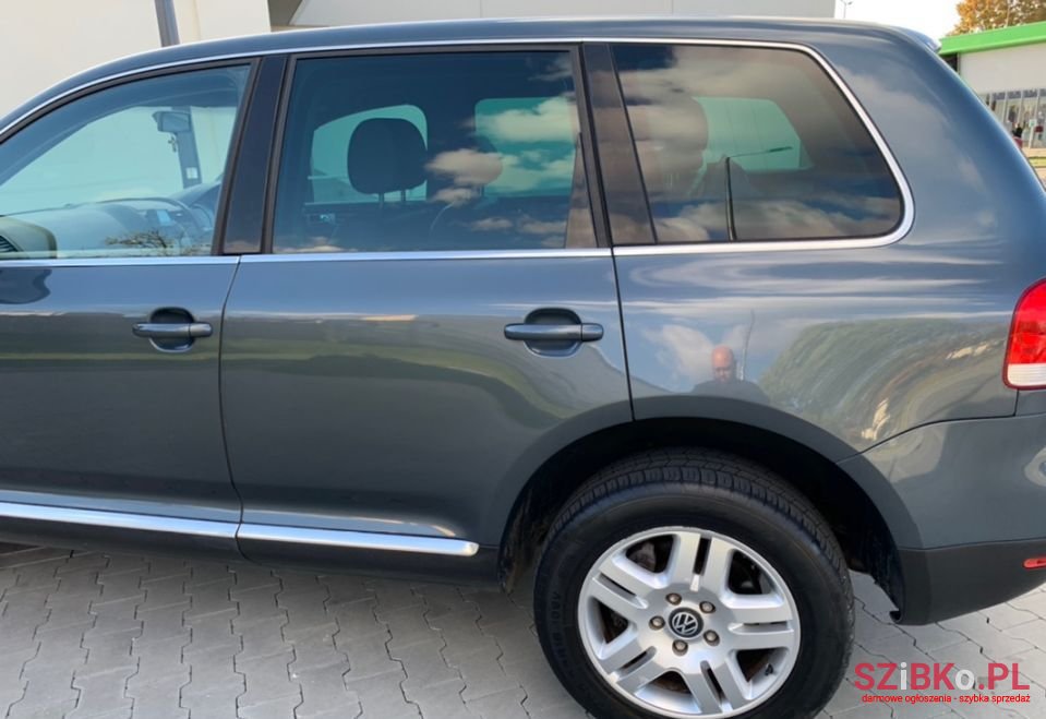 2004' Volkswagen Touareg photo #3