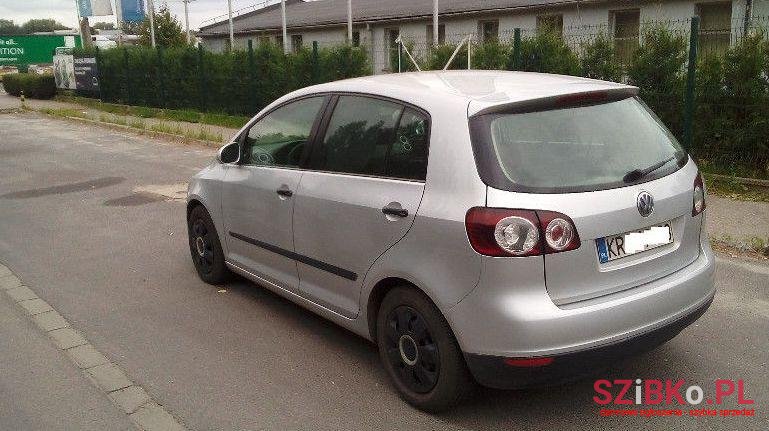 2005' Volkswagen Golf photo #2