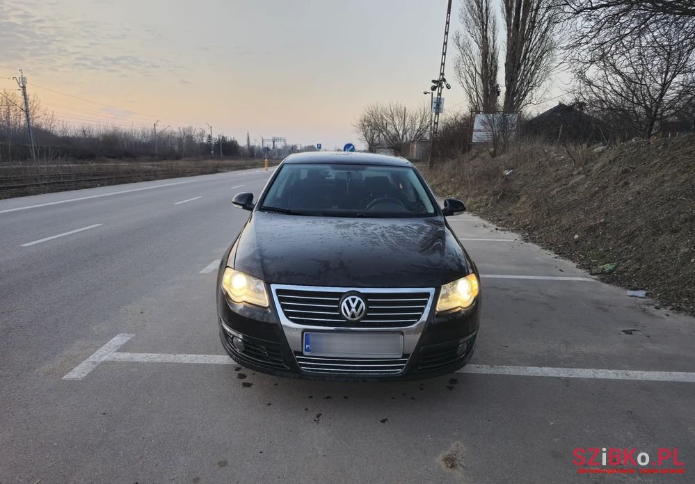2008' Volkswagen Passat 2.0 Tdi Highline photo #1
