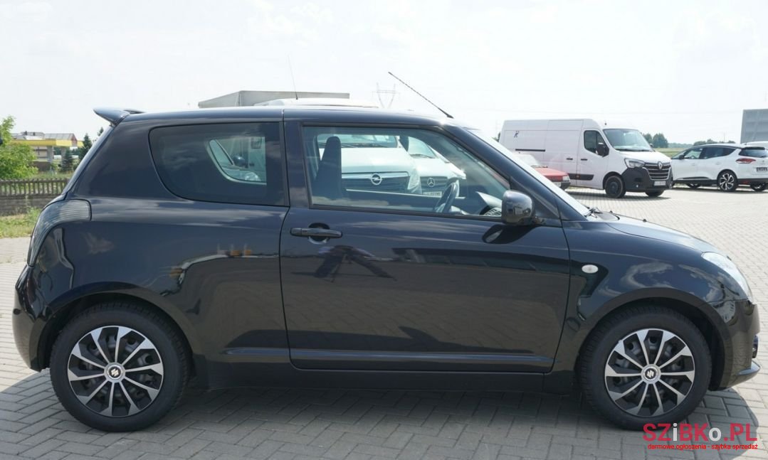 2010' Suzuki Swift photo #3