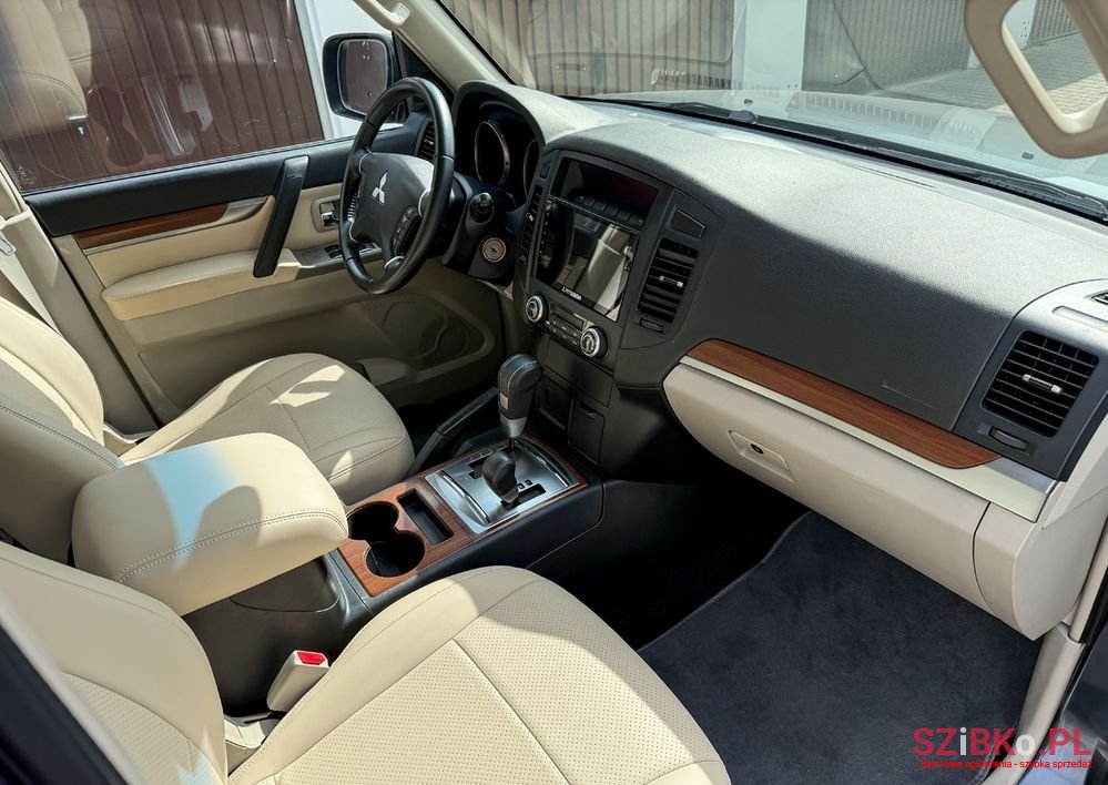 2007' Mitsubishi Pajero photo #6