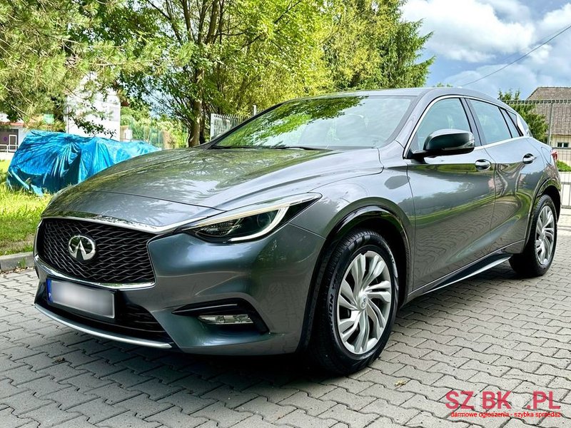 2016' Infiniti Q30 photo #3