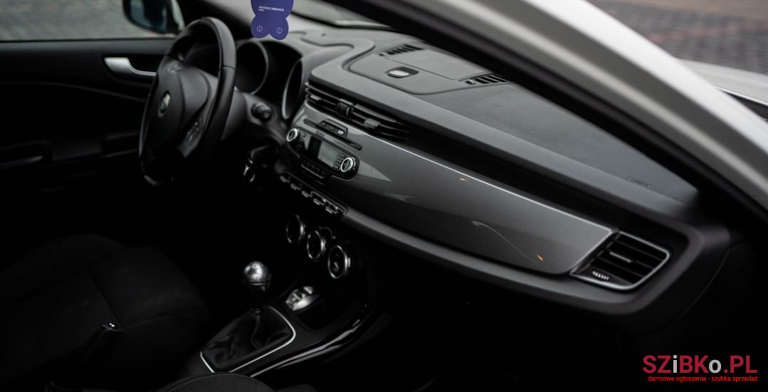 2011' Alfa Romeo Giulietta photo #6