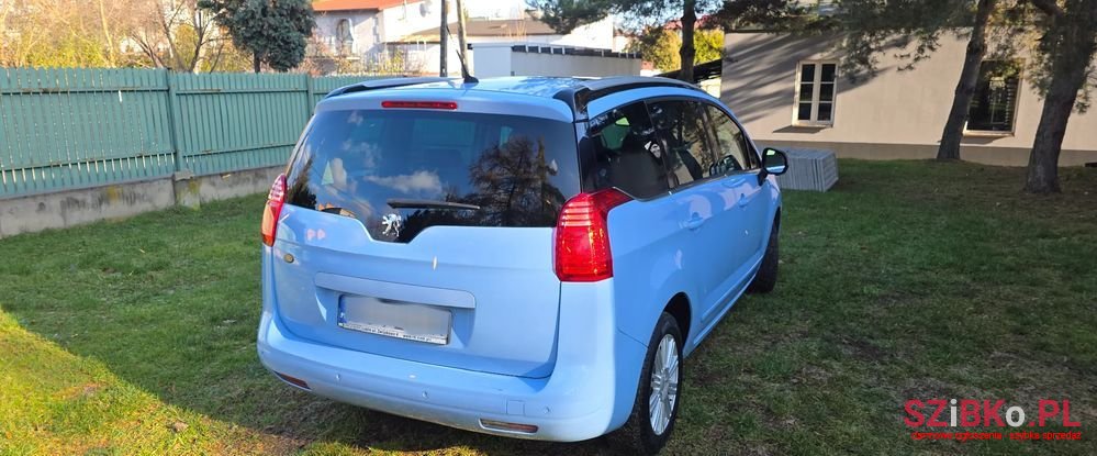 2011' Peugeot 5008 photo #4