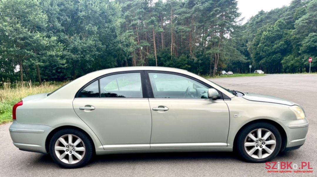 2004' Toyota Avensis photo #5