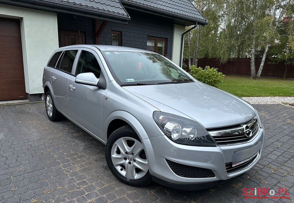 2012' Opel Astra photo #2