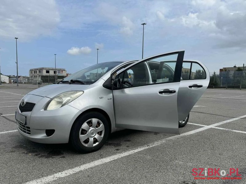 2008' Toyota Yaris photo #4