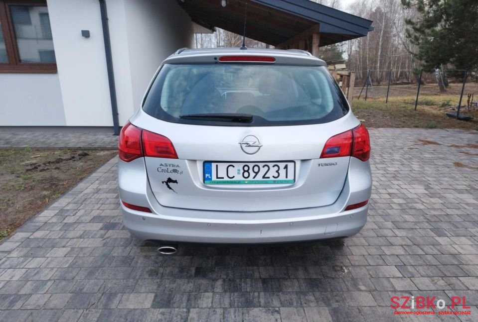 2011' Opel Astra photo #4