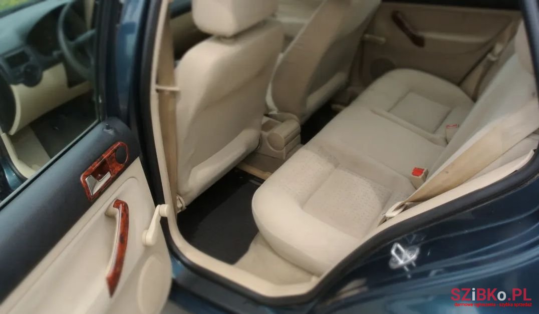 2001' Volkswagen Golf photo #6