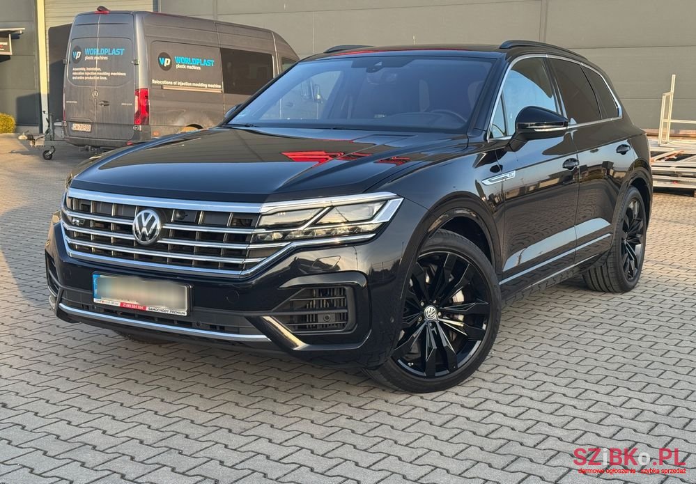 2019' Volkswagen Touareg photo #1