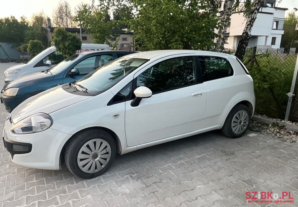 2011' Fiat Punto photo #2