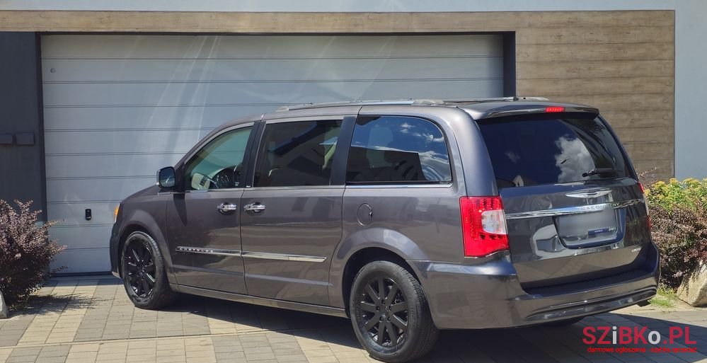 2016' Chrysler Town & Country 3.6 Limited photo #4