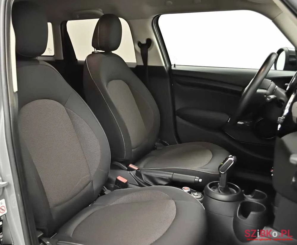 2020' MINI Cooper Standard photo #3