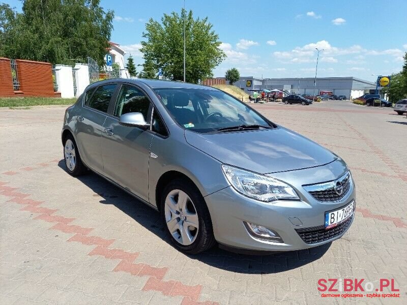 2011' Opel Astra photo #1