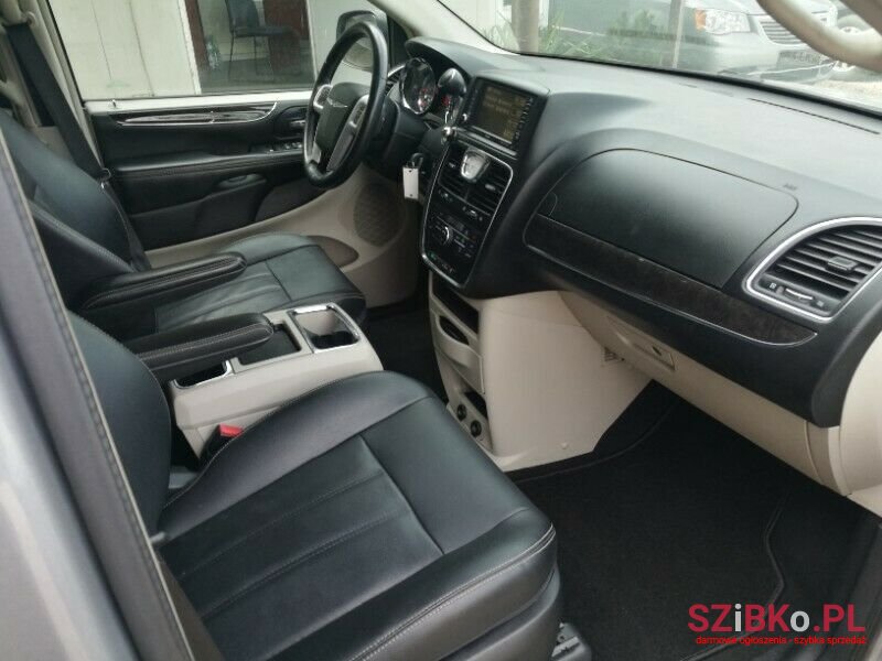2016' Chrysler Town Country photo #5