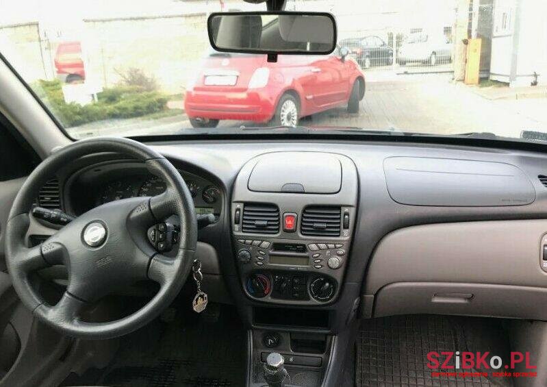 2002' Nissan Almera photo #2