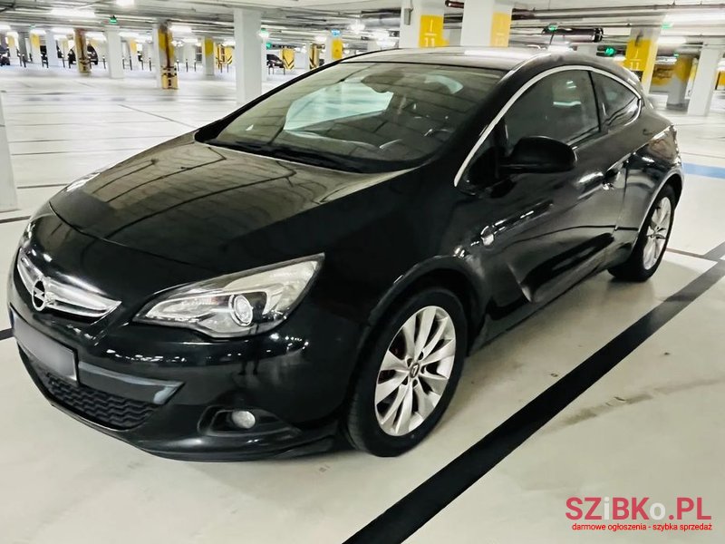 2011' Opel Astra photo #2