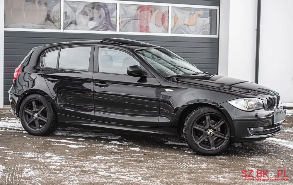 2011' BMW 1 Series 116D photo #3