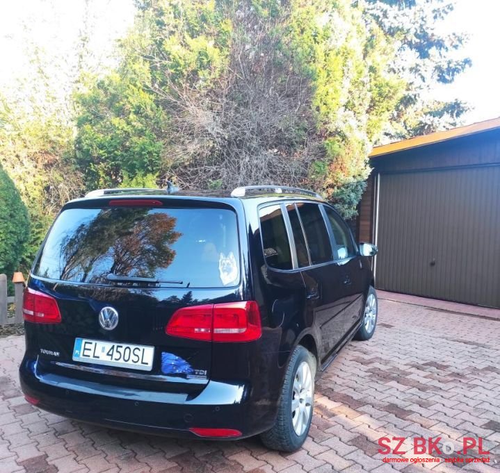 2011' Volkswagen Touran photo #1