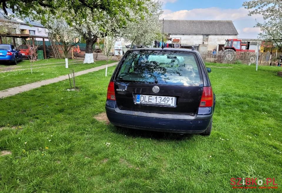 2001' Volkswagen Golf photo #3