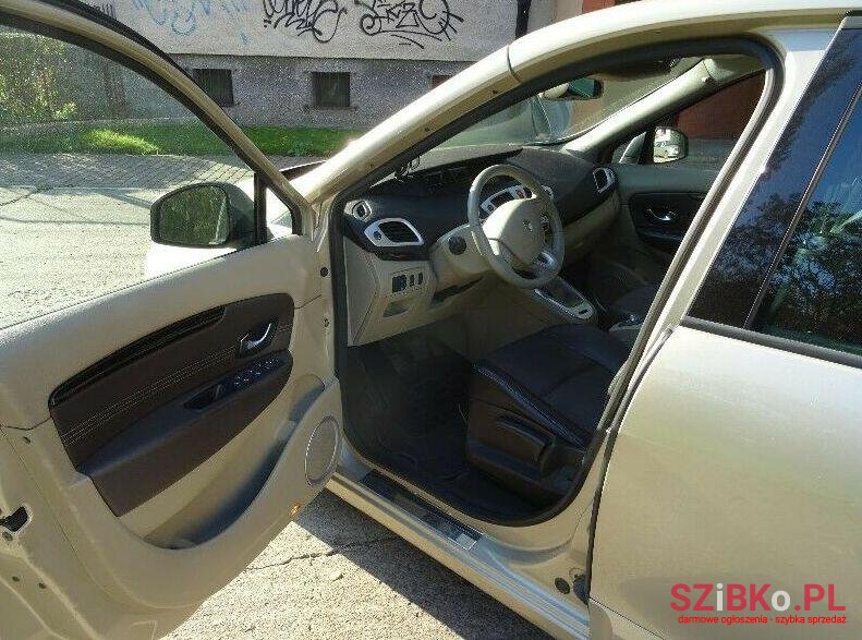 2010' Renault Scenic photo #3