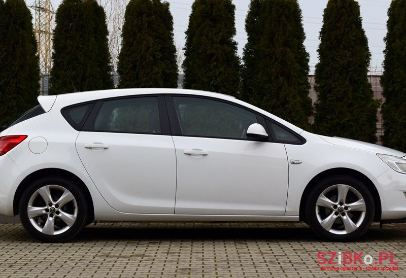 2010' Opel Astra photo #6