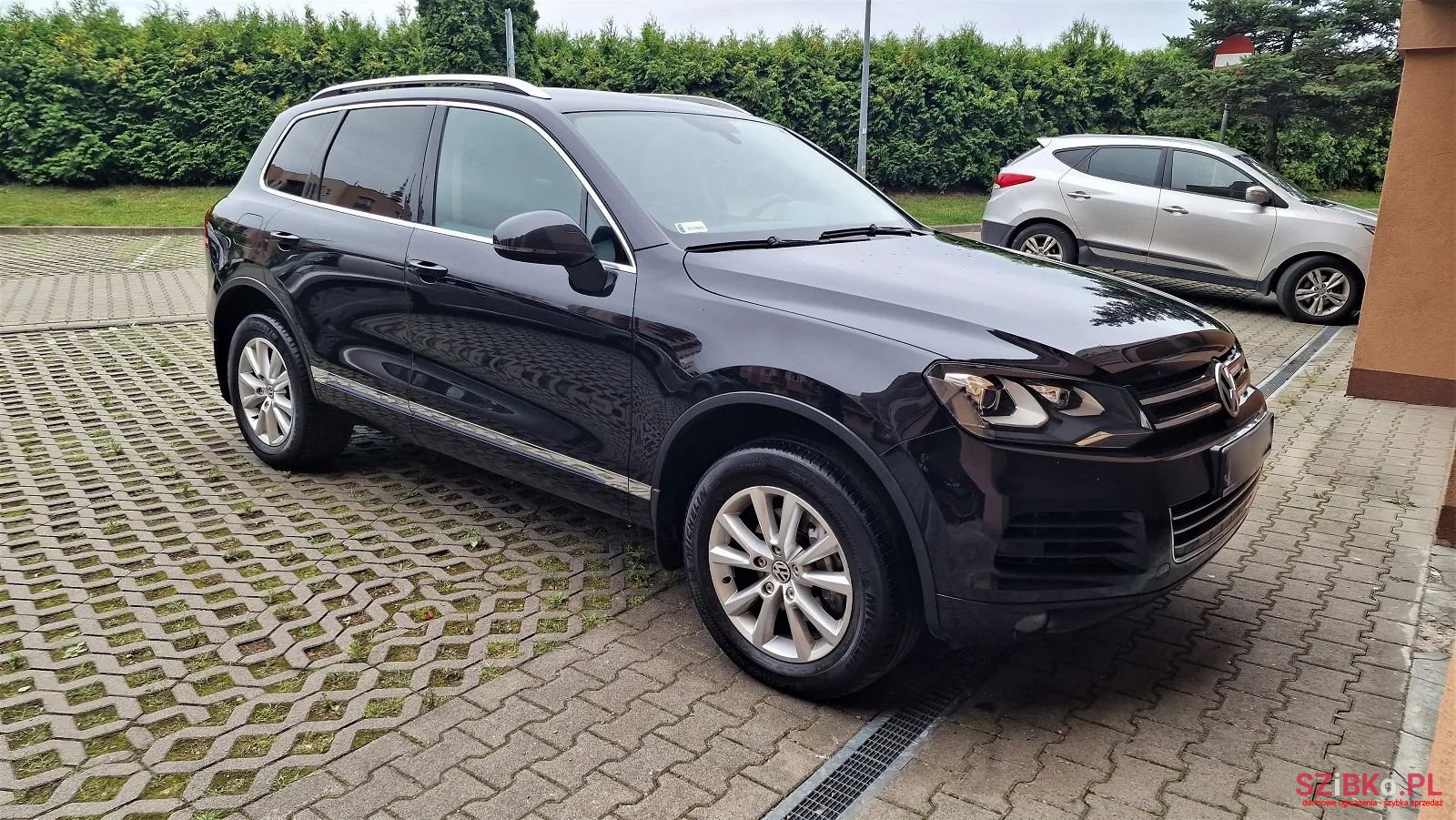 2011' Volkswagen Touareg photo #1