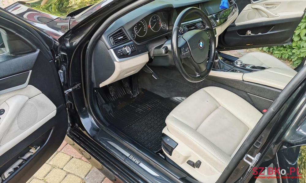 2011' BMW 5 Series photo #3