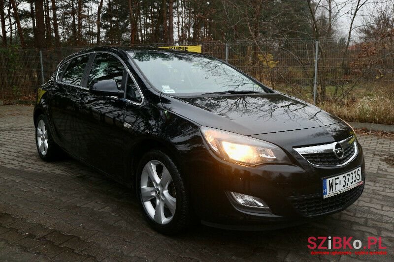 2011' Opel Astra photo #2