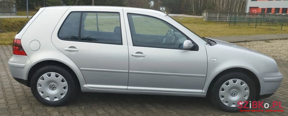 2001' Volkswagen Golf photo #2